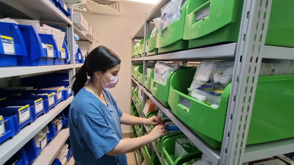 Automated medical inventory tracking of bulk supplies in an inpatient ward